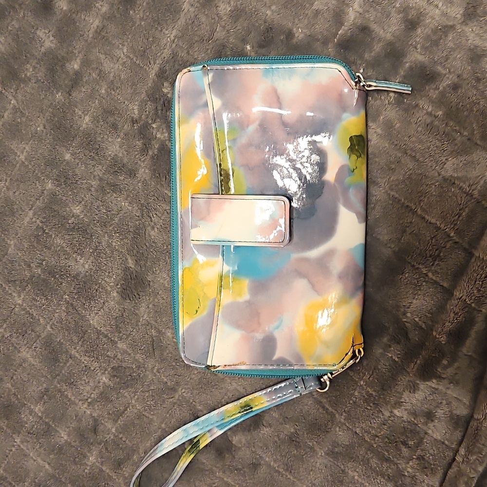 $4.99 SHIPPING!Floral Wristlet Clutch PATENT IN BLUES AND GRAYS.  NEW DIRECTIONS
